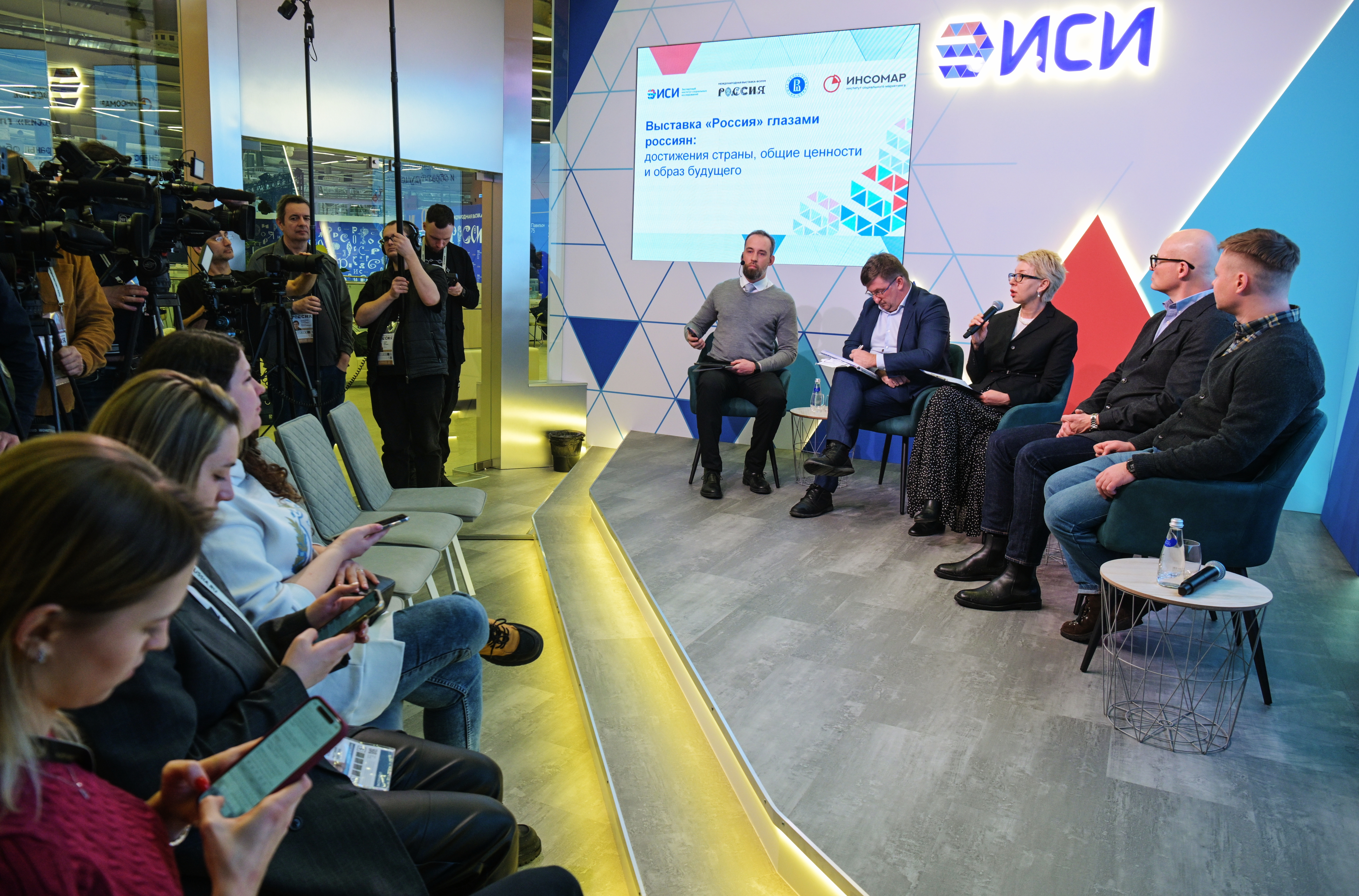 Достижения страны вызывают гордость у 97% посетителей выставки «Россия»