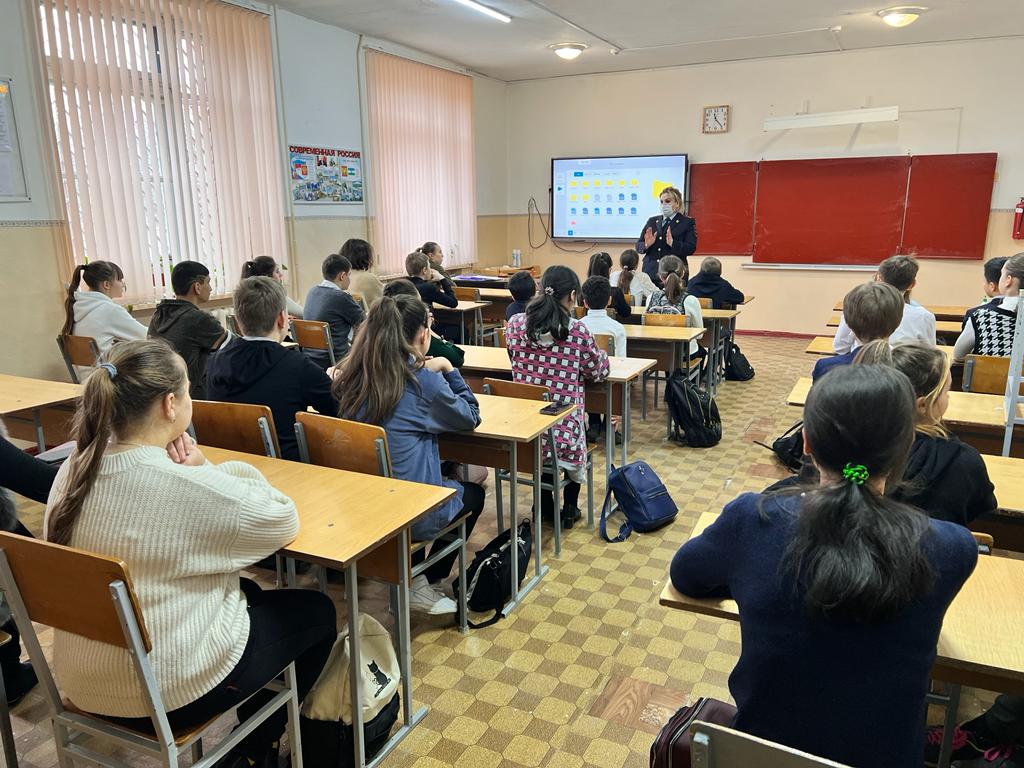 В Прохладном автоинспекторы провели беседу со школьниками