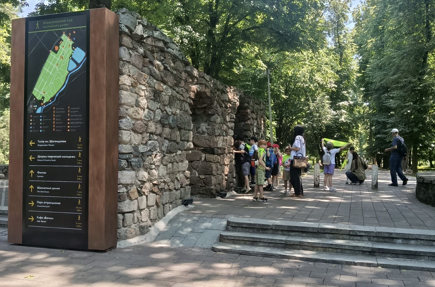 В Атажукинском саду обновляют входной комплекс