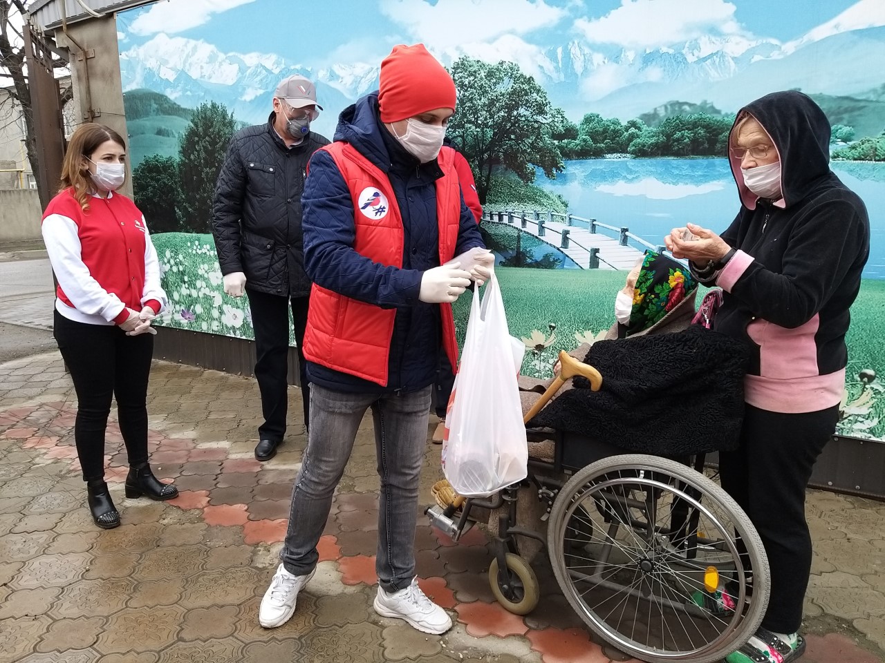 В Кабардино-Балкарии активисты оказывают адресную помощь пожилым людям