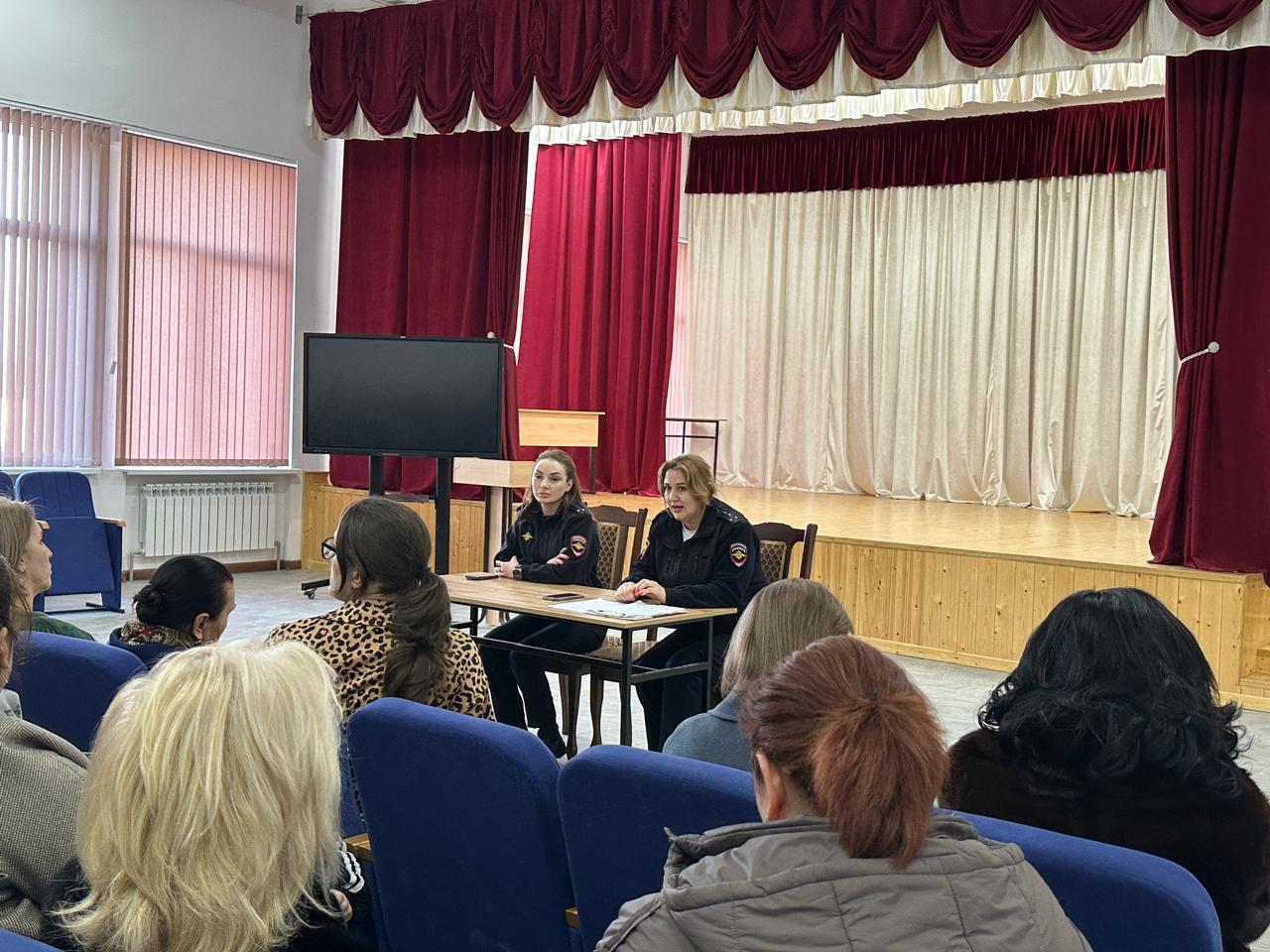 Полицейские обсудили с родителями актуальные вопросы воспитания и безопасности детей