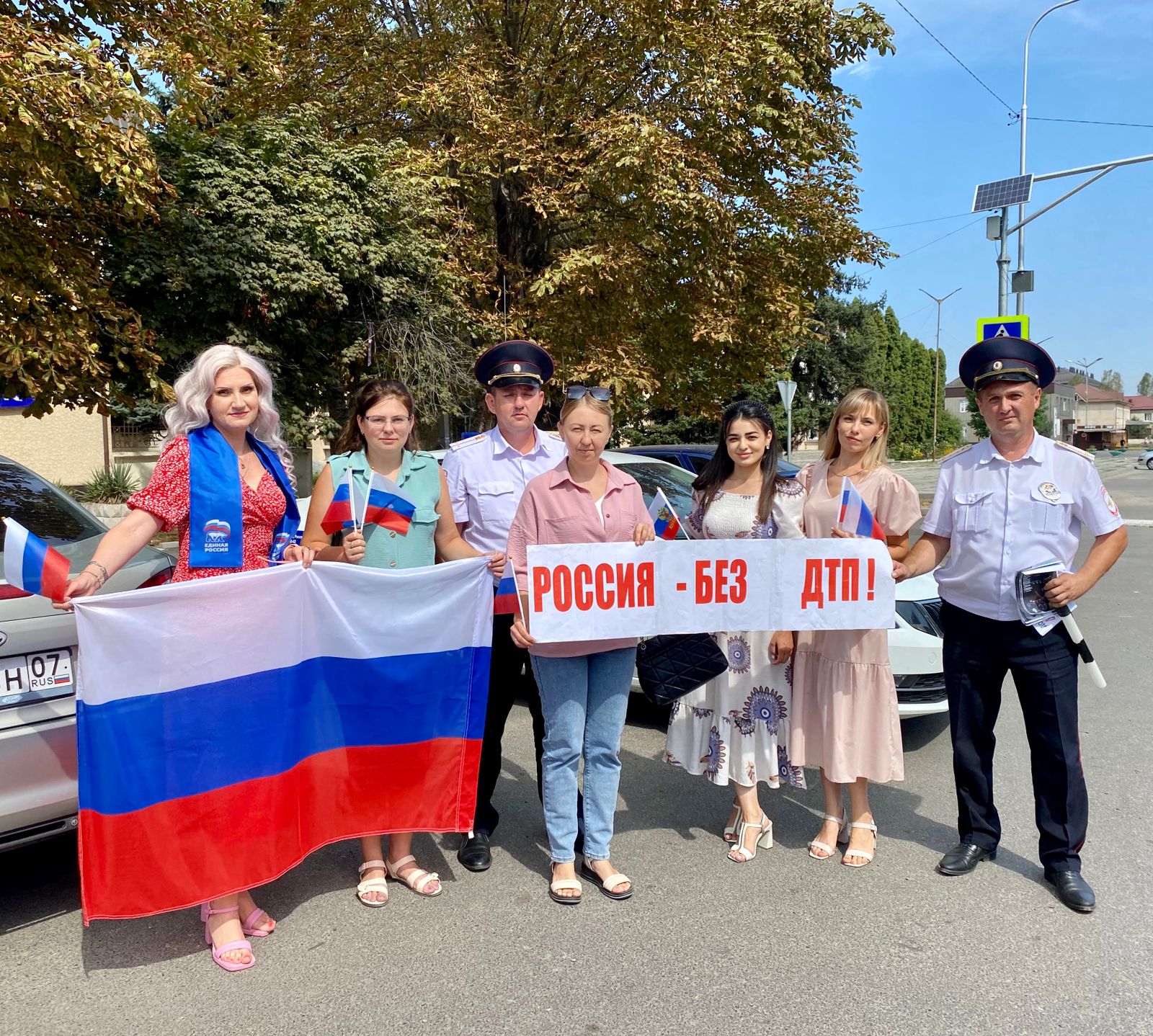 В Майском районе  сотрудники Госавтоинспекции   поздравили участников дорожного движения с Днем Государственного флага РФ  