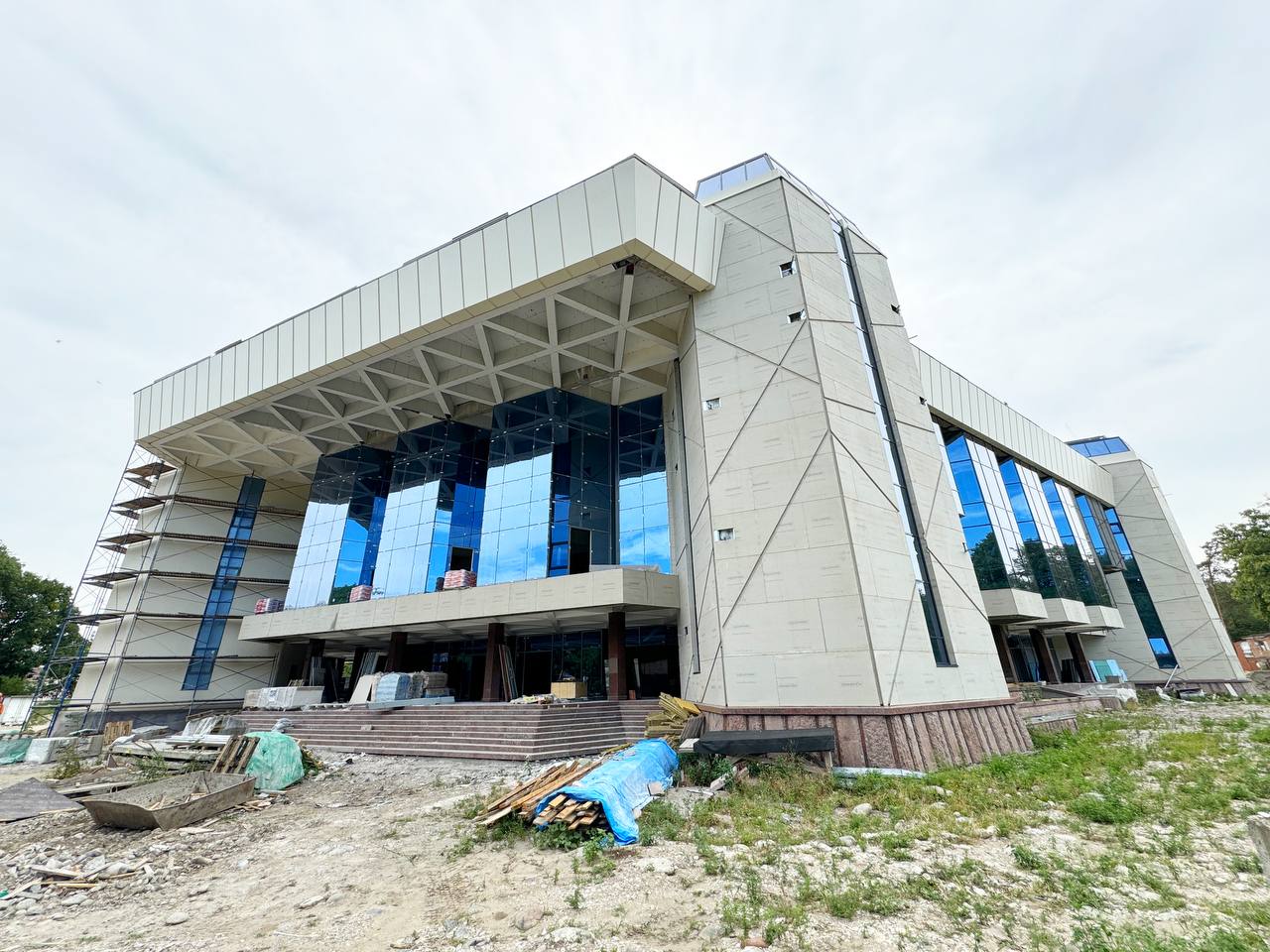 Казбек Коков проинспектировал ход строительства Дворца творческой молодежи в Нальчике