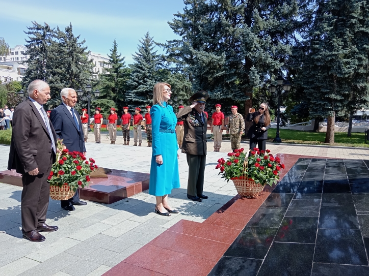 Живые цветы в память о героях-земляках
