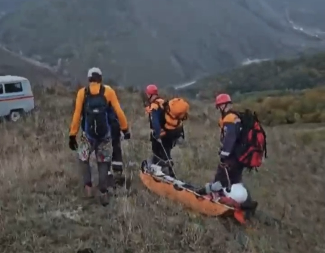 В горах Кабардино-Балкарии эвакуировали парапланериста, совершившего жесткую посадку