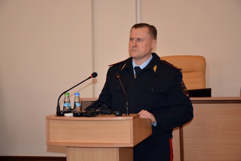 Министр внутренних по КБР выступил на заседании Парламента КБР 