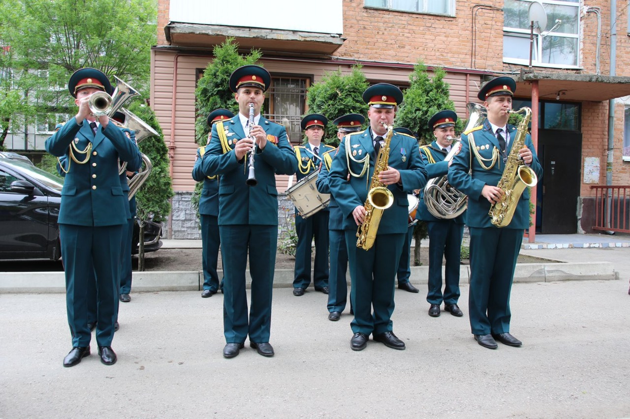Акцию «Парад идет к ветерану» поддержали росгвардейцы в Кабардино-Балкарии