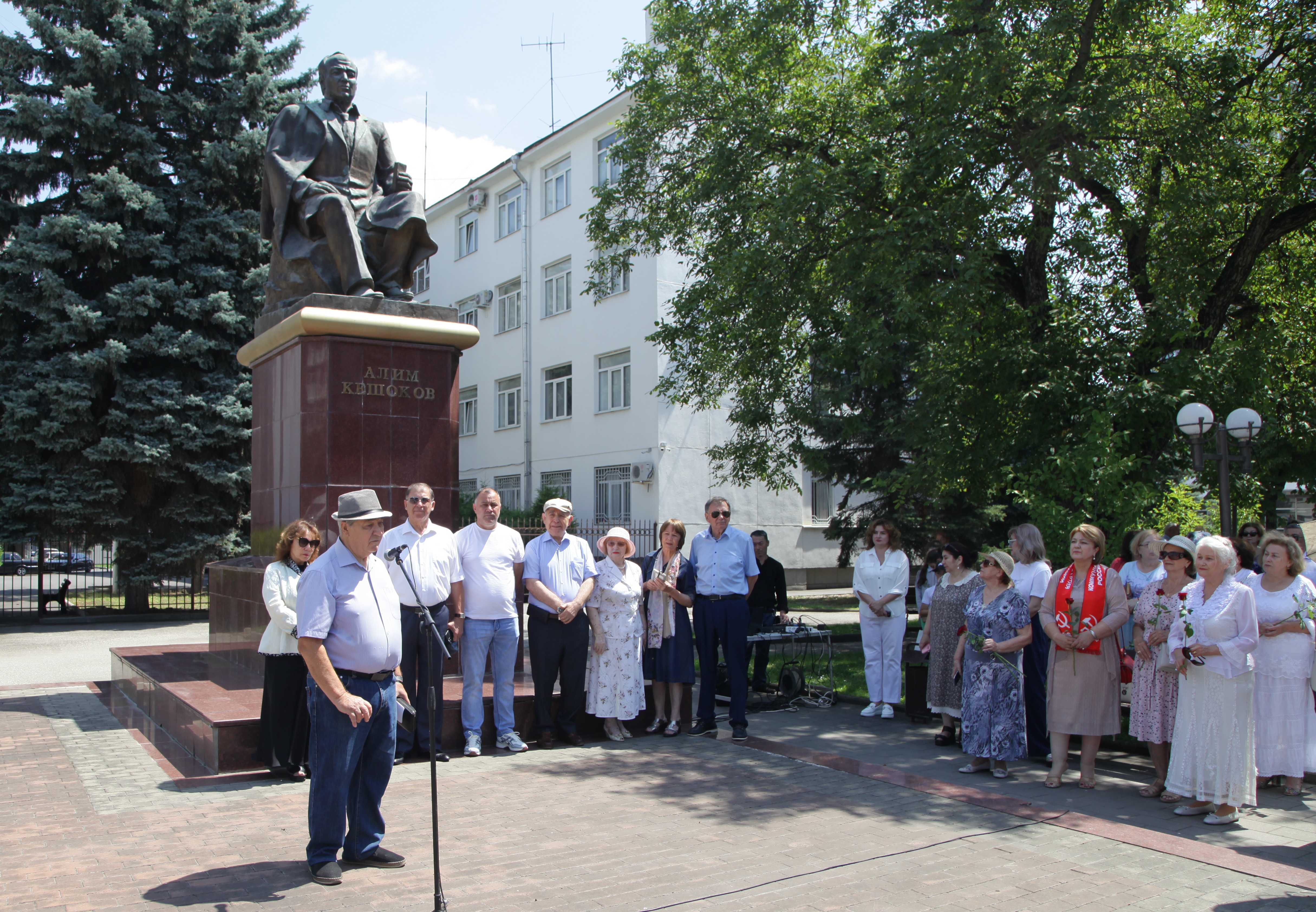 К памятнику Алима Кешокова возложили цветы