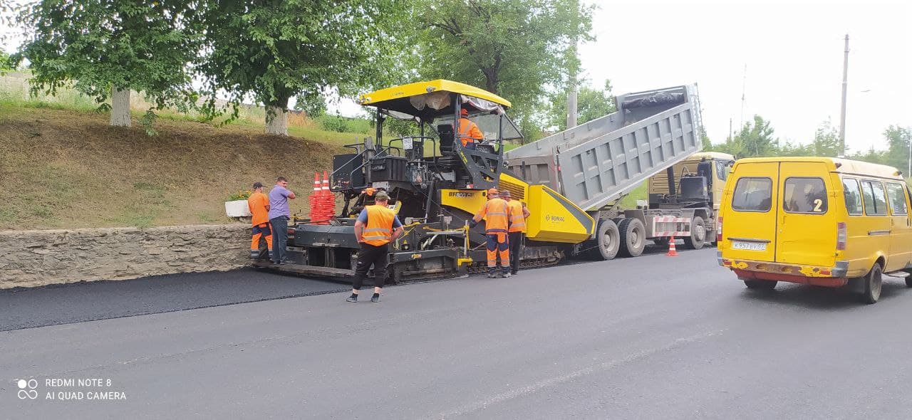 По поручению Главы КБР ремонтируют центральную улицу в Прохладном
