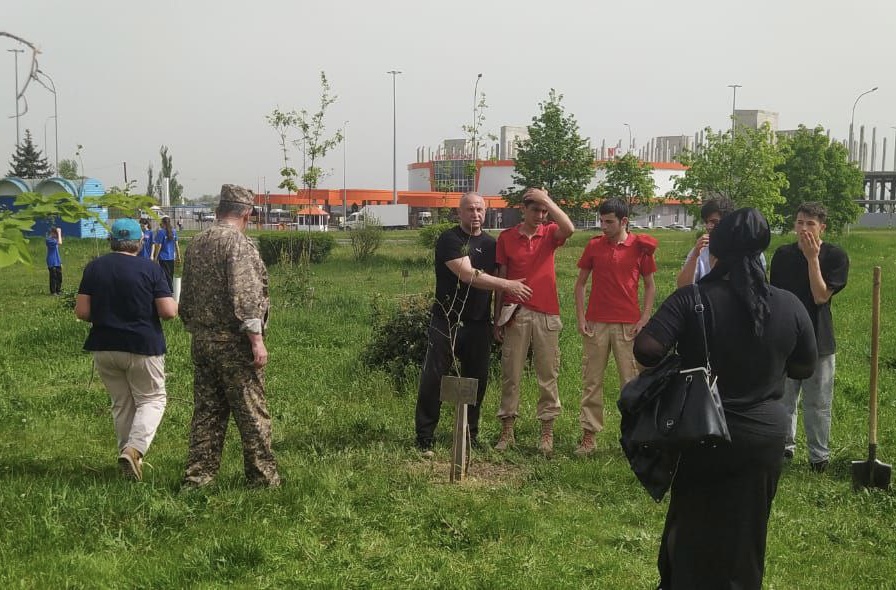 «Боевое братство» высадило деревья в память о героях