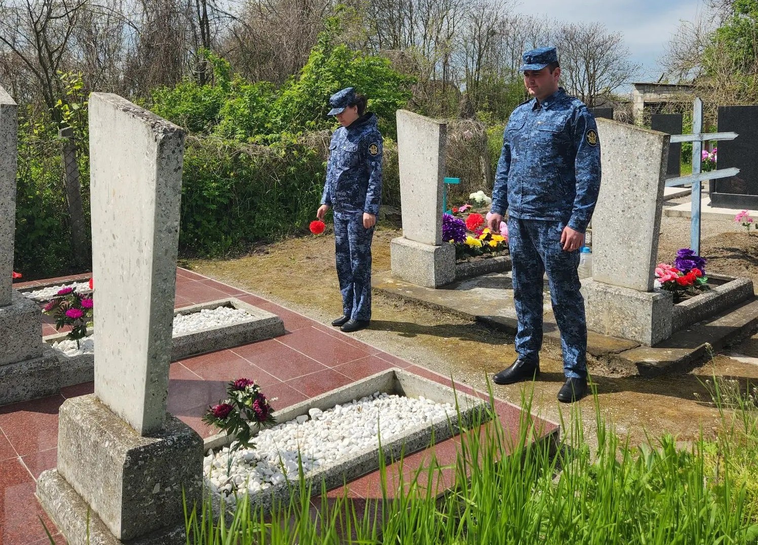 Сотрудники УФСИН благоустроили памятники ветеранам
