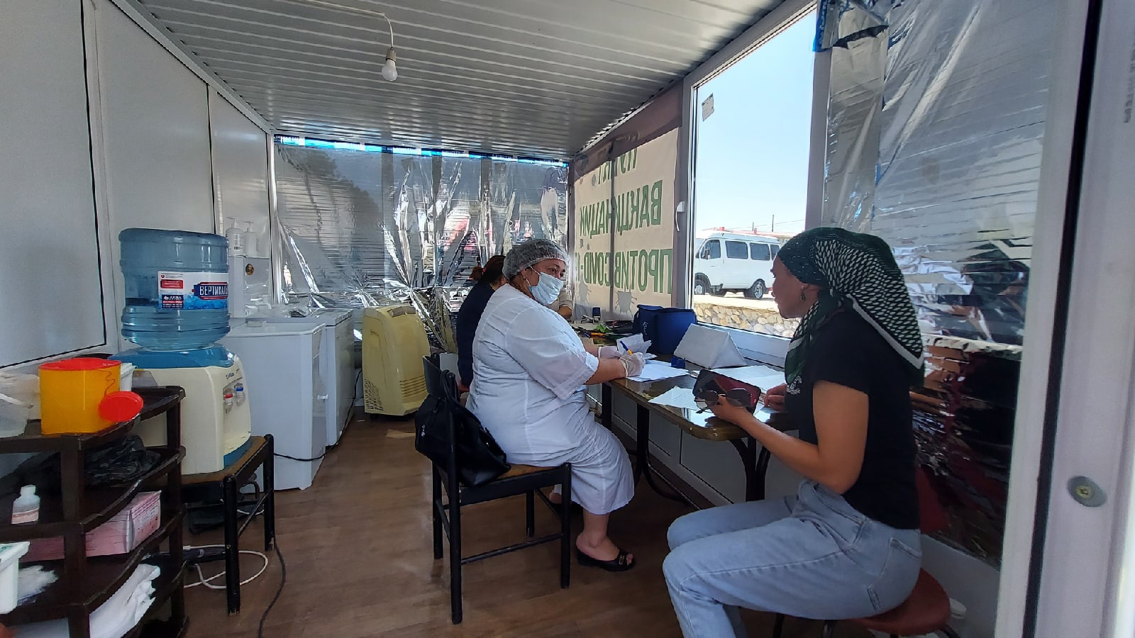 На территории рынка в Баксане работает мобильный пункт вакцинации