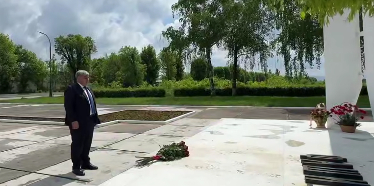 Казбек Коков возложил цветы к памятнику жертвам фашизма в Нальчике
