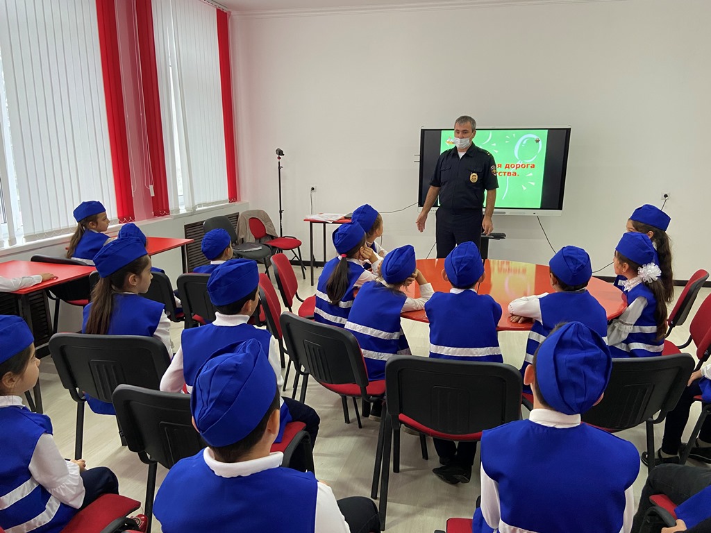 Сотрудники Госавтоинспекции провели видеоуроки с детьми