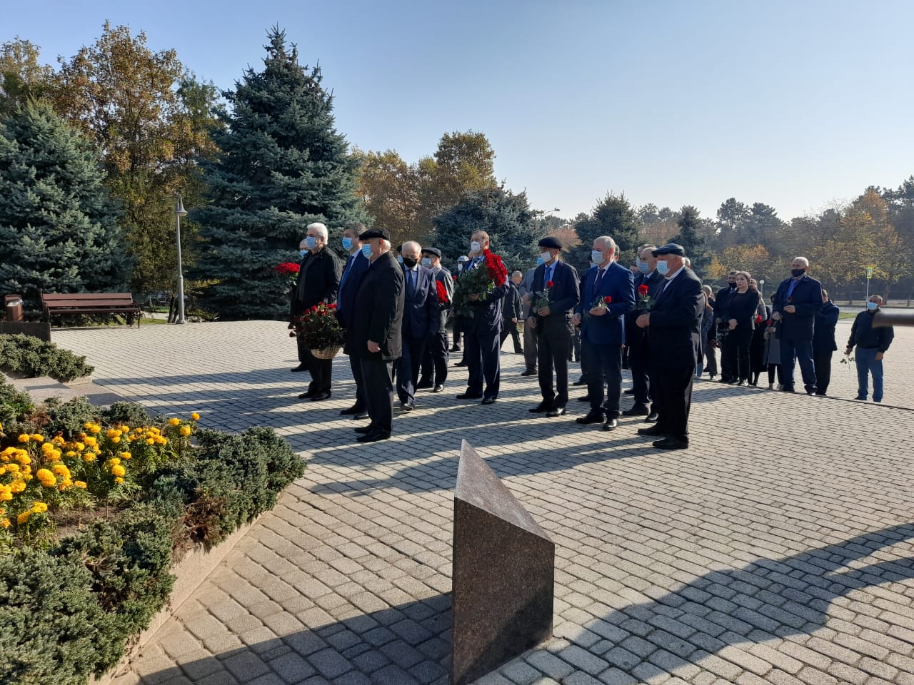 К памятнику Валерия Кокова возложены цветы