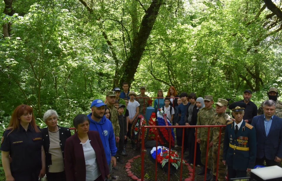 В поселке Звездном чтят память неизвестного летчика Великой Отечественной