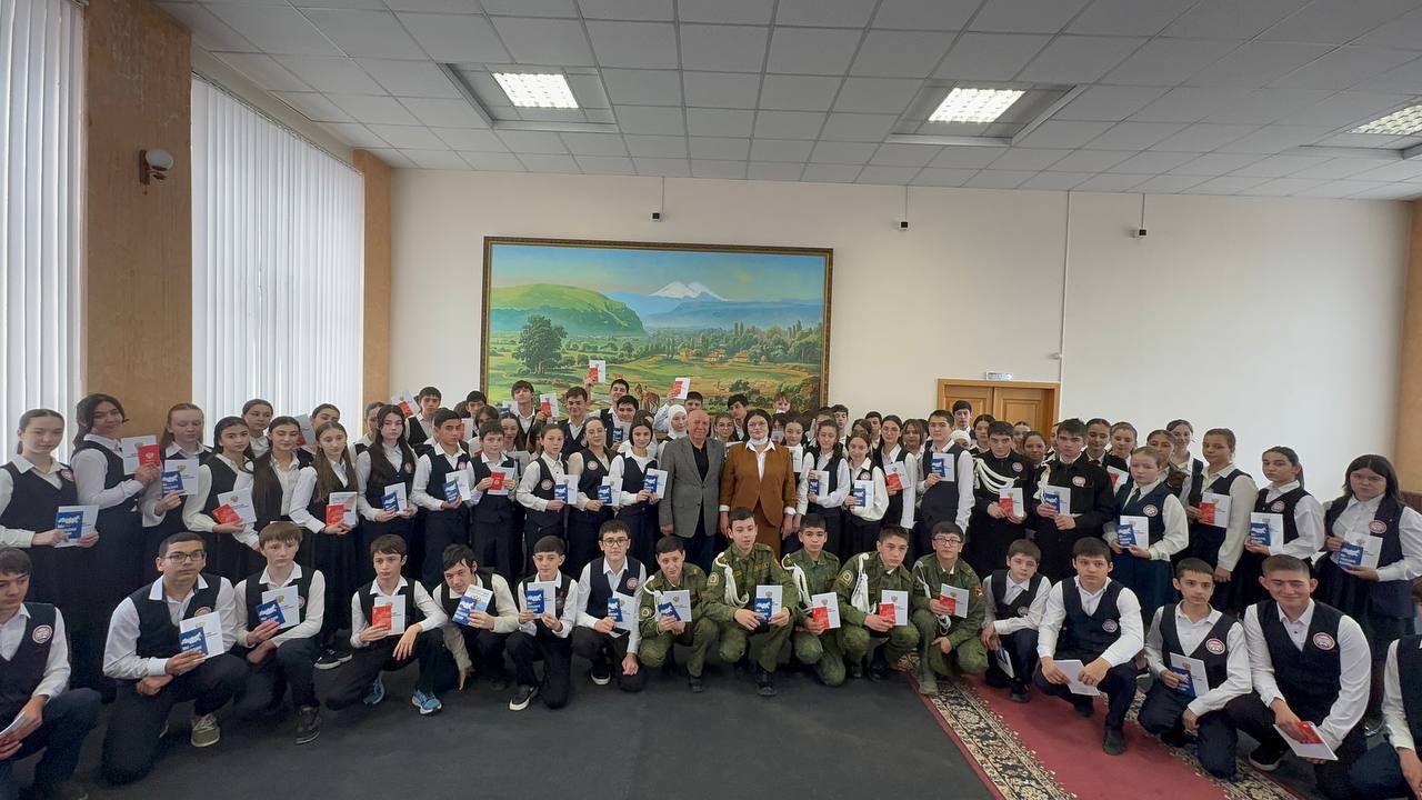 Активисты Движения Первых получили паспорта граждан Российской Федерации