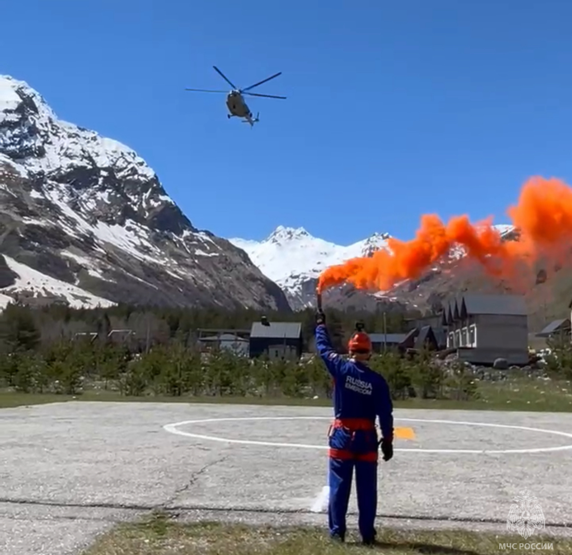 Спасатели МЧС России провели тренировку по беспарашютному десантированию