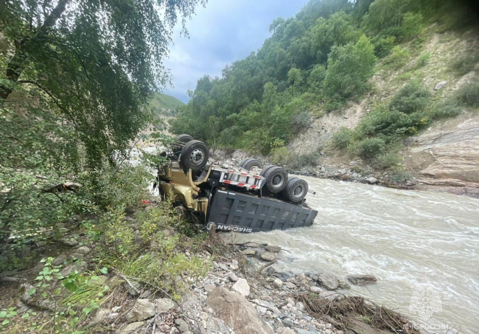 Грузовой автомобиль сорвался в ущелье в Чегемском районе 
