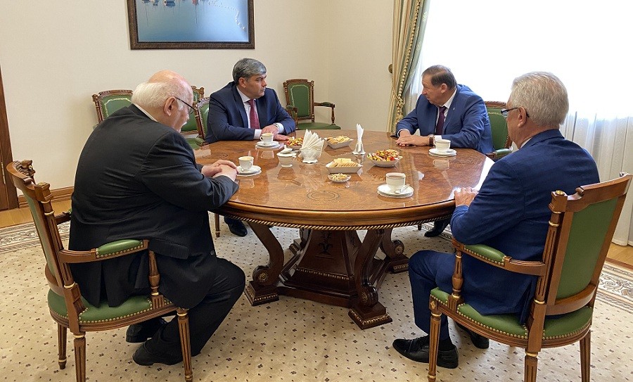 Казбек Коков встретился в Доме Правительства с президентом Международной Черкесской Ассоциации Хаути Сохроковым