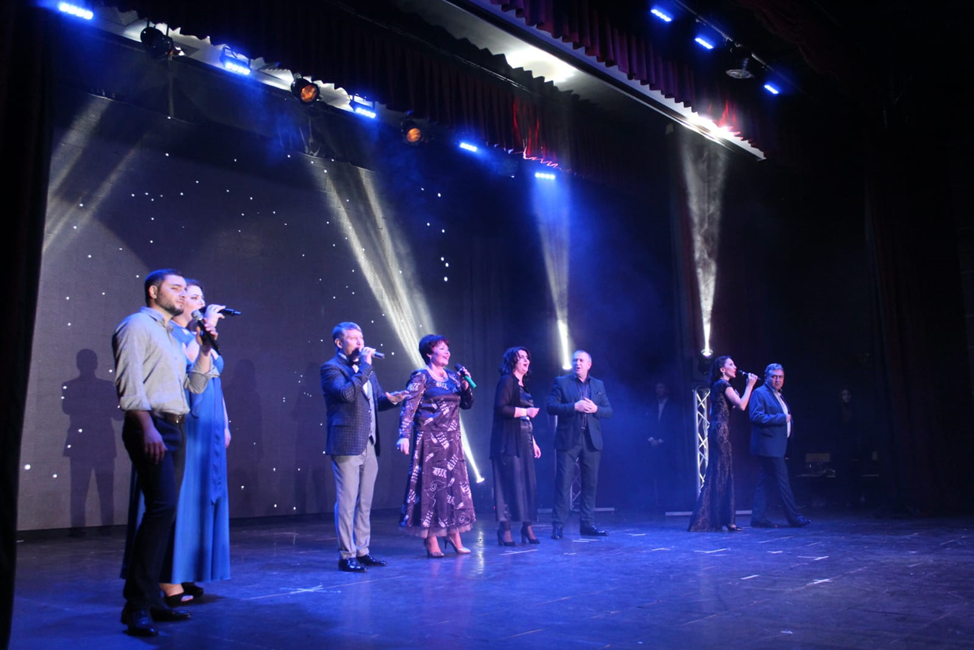 Клуб «За 30» (За тридцать) с блеском отчитался перед зрителями