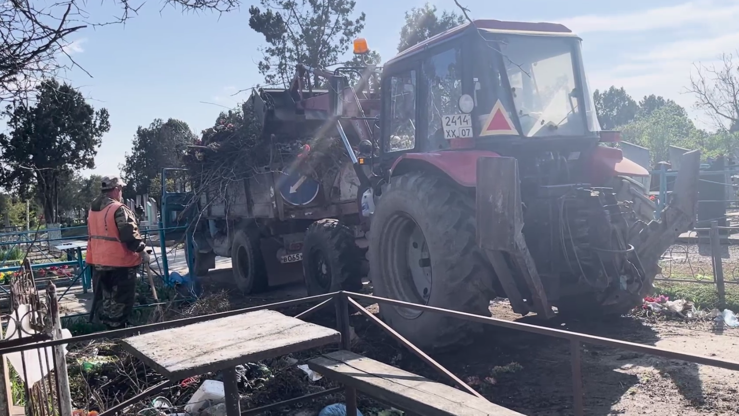 В Прохладном проинспектировали ход уборки старого кладбища