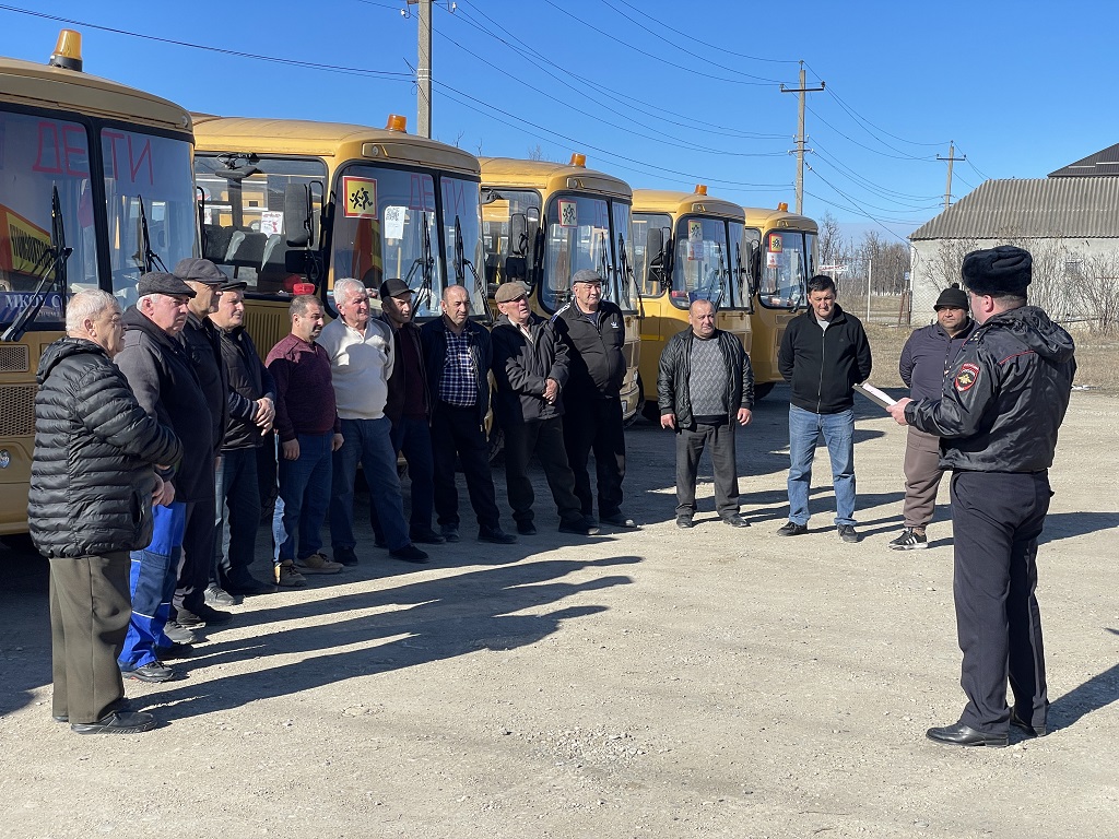 Автоинспекторы и сотрудники Прокуратуры проверили школьные автобусы образовательных учреждений Зольского района