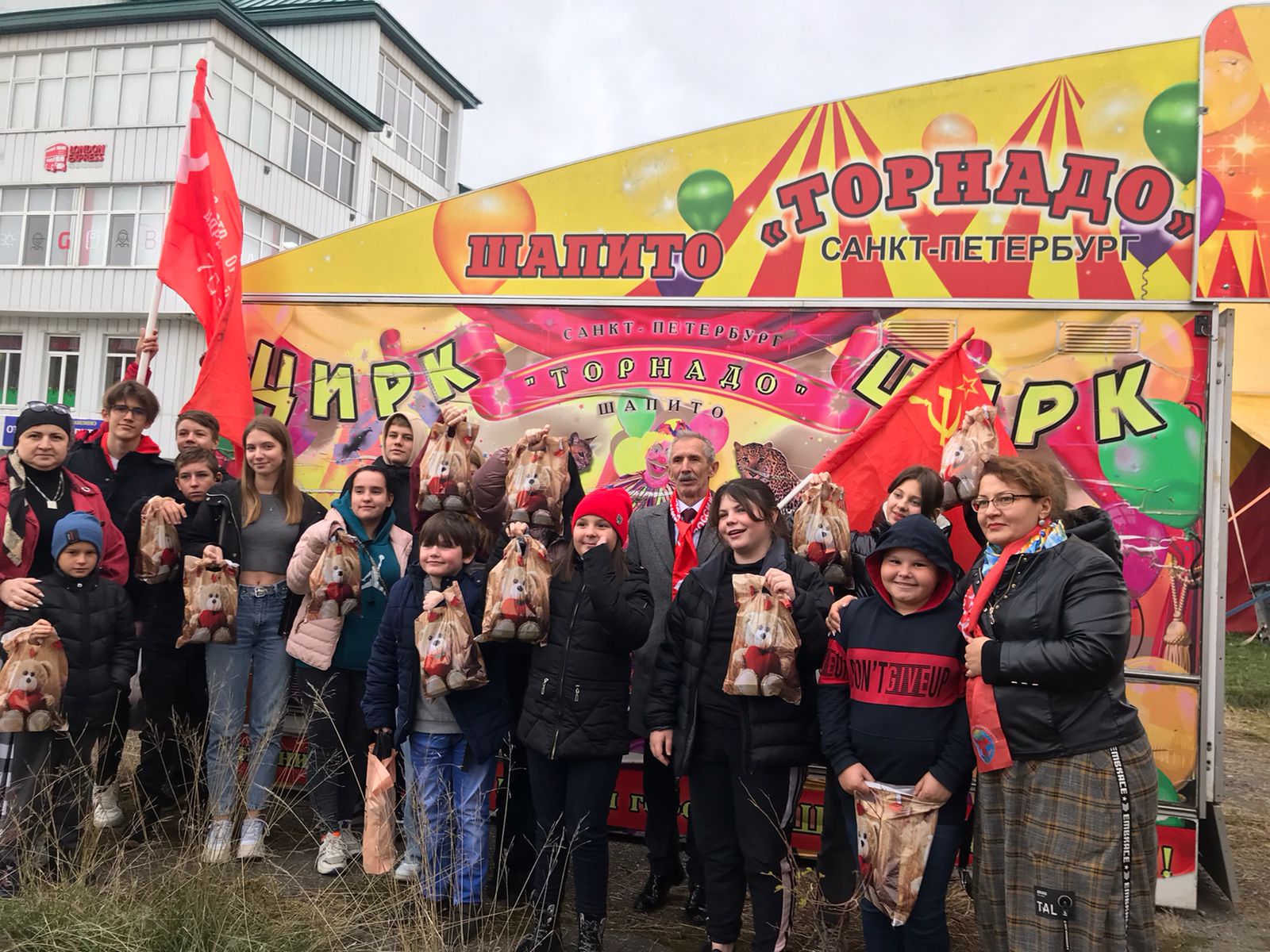Детям из Херсонской области подарили цирк