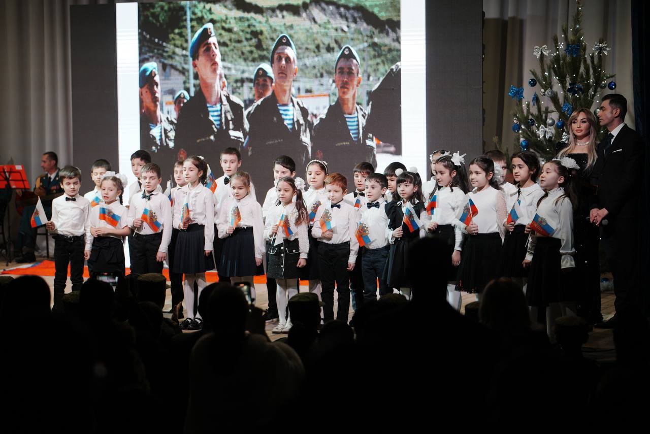 Росгвардейцы КБР поздравили учащихся подшефных классов с новогодними праздниками