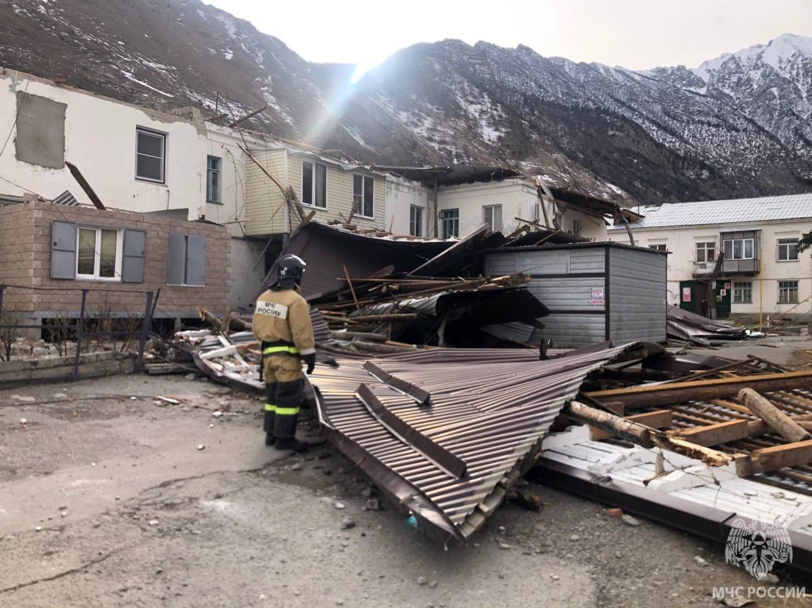 Сильный ветер снес кровлю двухэтажного дома в Тырныаузе