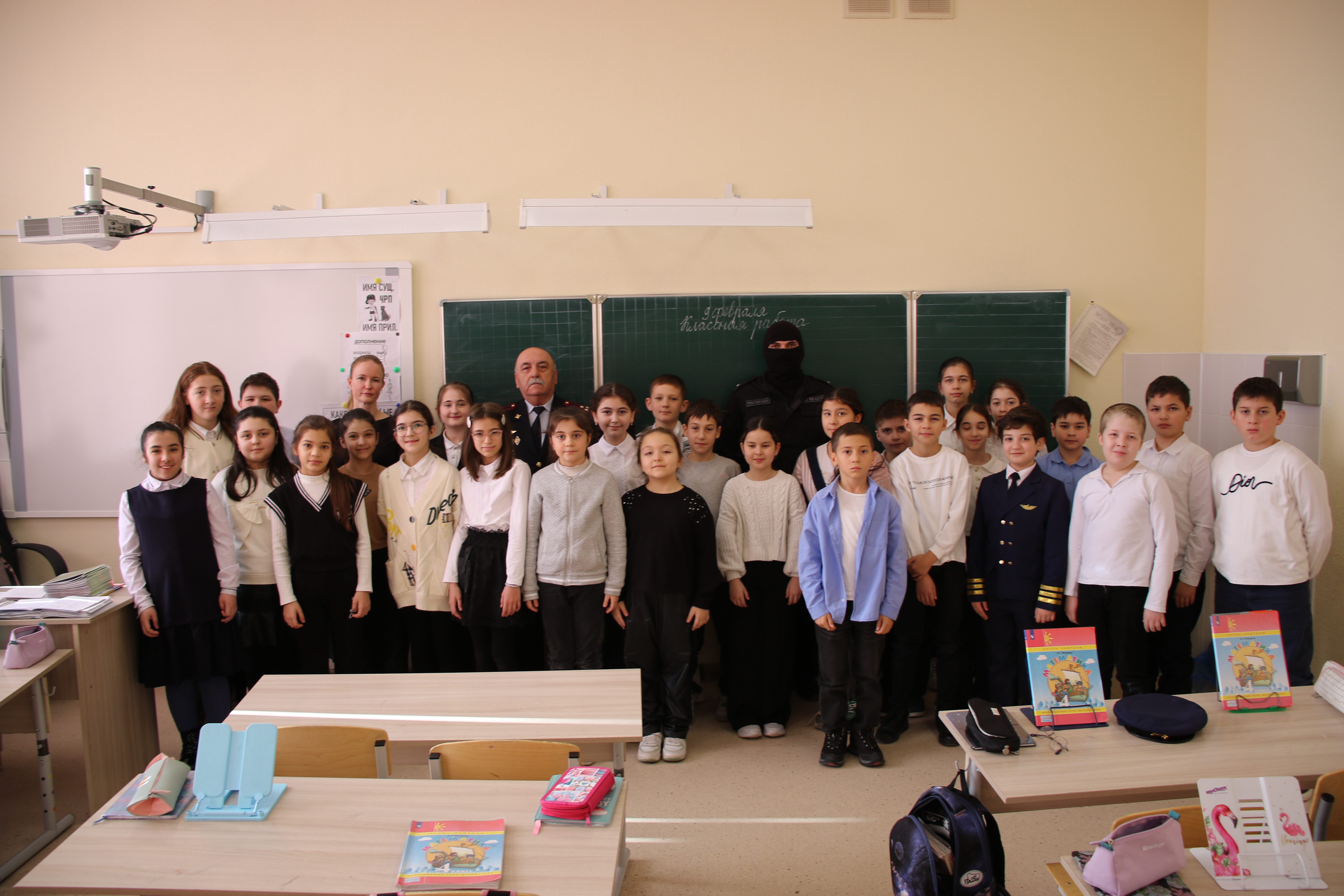 Росгвардейцы Кабардино-Балкарии провели патриотические мероприятия для учащихся нальчикских школ