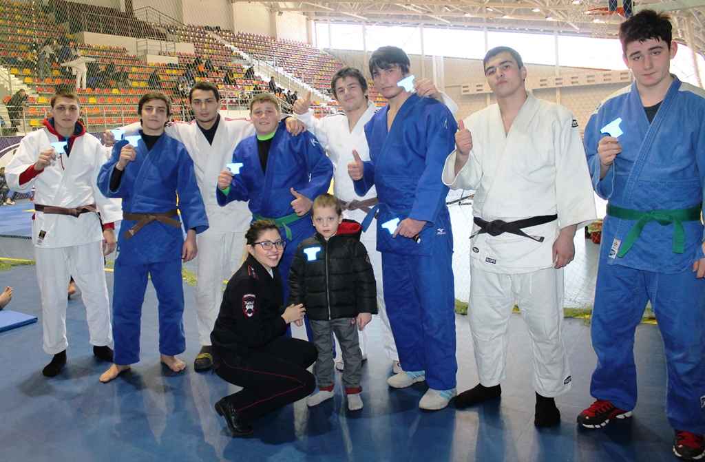 Юные дзюдоисты СКФО призвали сверстников использовать светоотражатели 