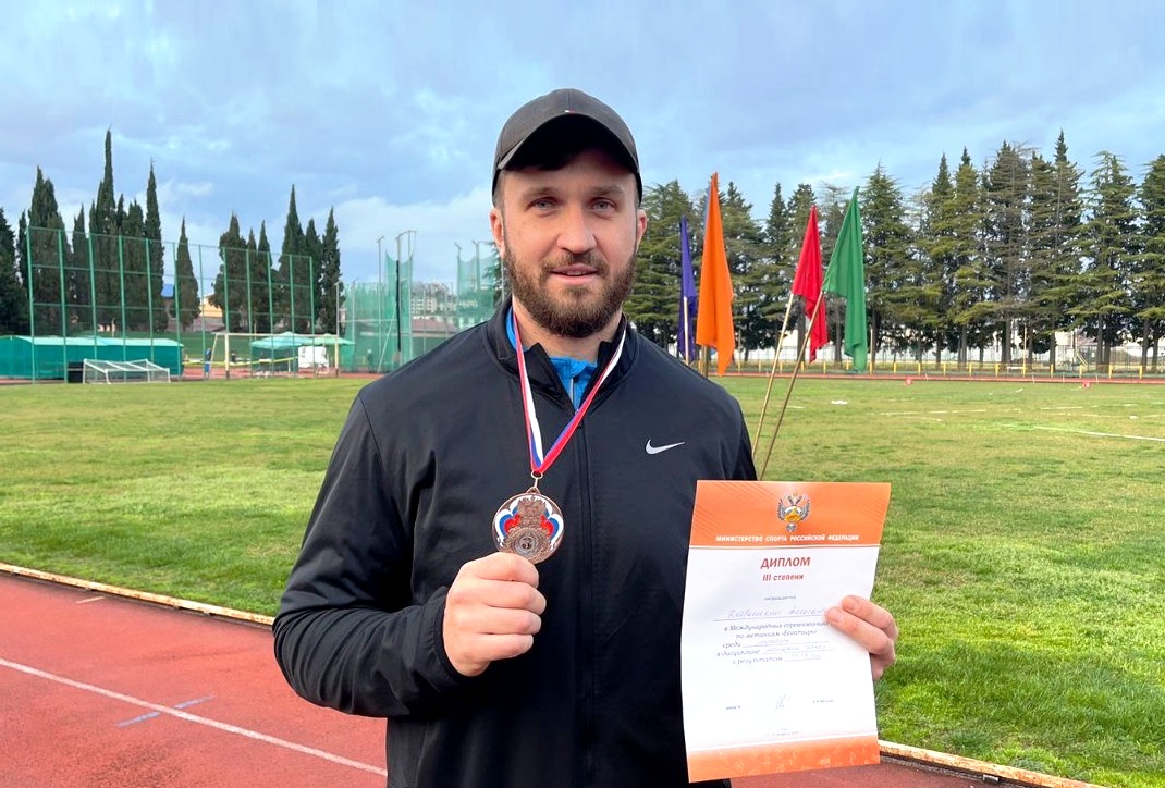 Александр Добренький продолжает собирать медали в Адлере