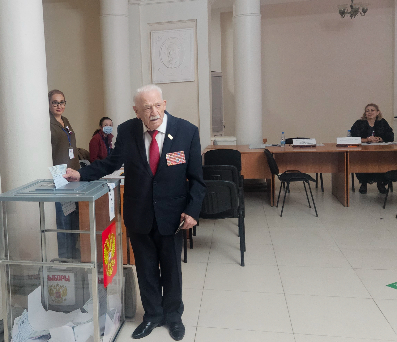 На участке №157 проголосовал председатель Совета ветеранов Нальчика