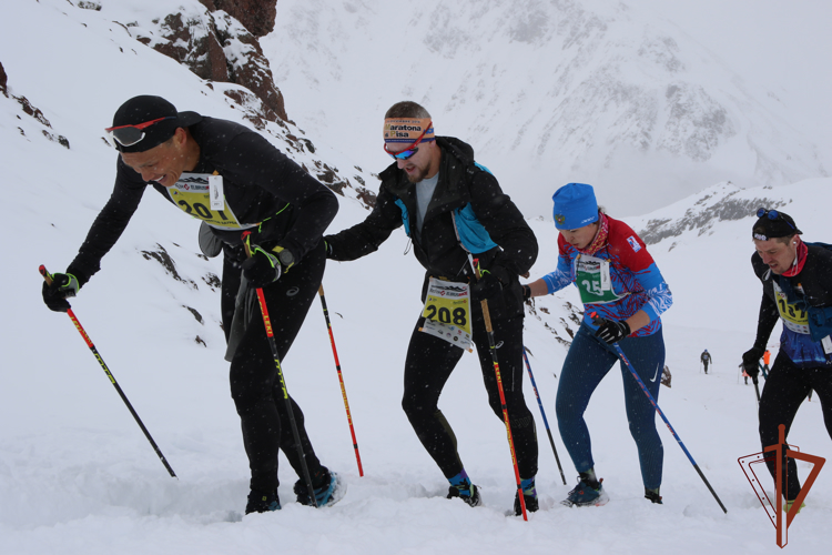 Росгвардейцы участвуют в международном фестивале Red Fox Elbrus Race 2024