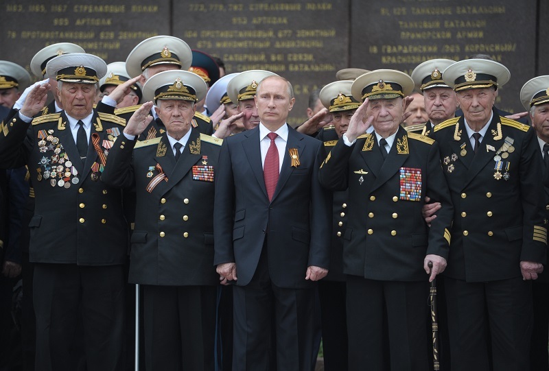 Владимир Путин подписал закон о повышении пенсии ветеранам войны