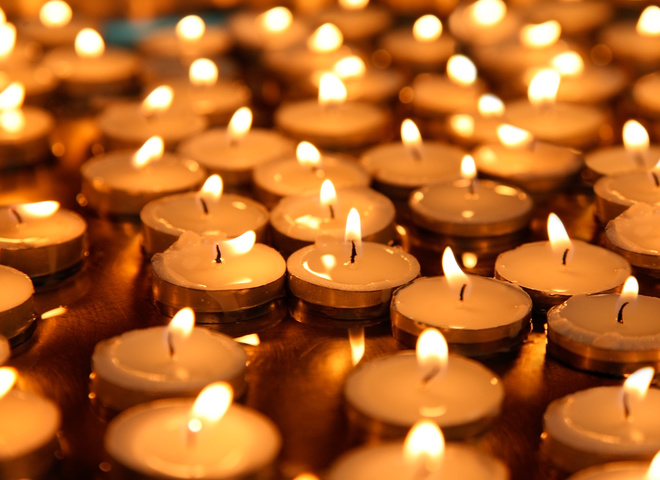 В городах России организованы стихийные мемориалы в память жертв трагедии в Казани