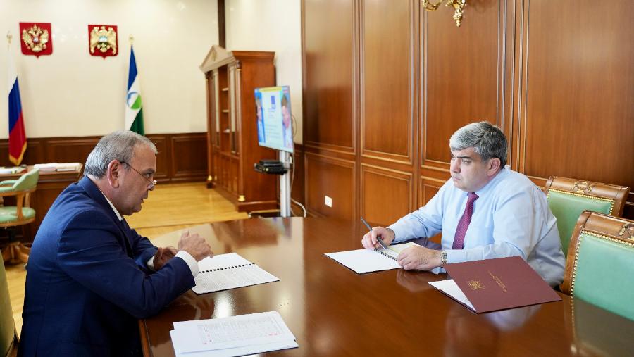 Глава КБР Казбек Коков провел рабочую встречу с руководителем региональной налоговой службы Асланом Губачиковым