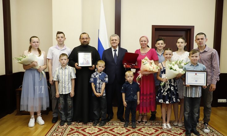 Юрий Чайка вручил многодетной семье из Минераловодского района Орден «Родительская слава»