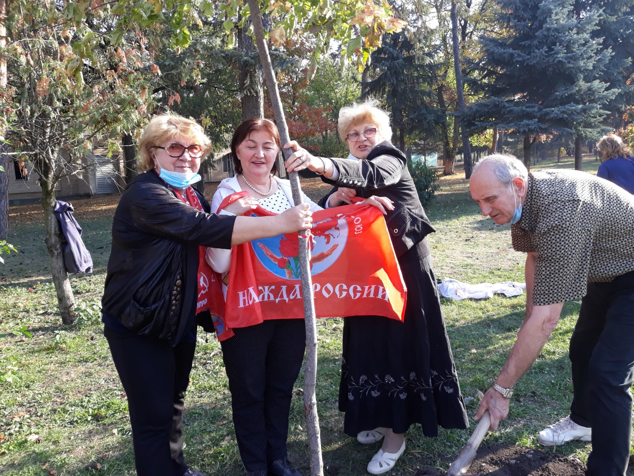 Нальчане украсили главную аллею Атажукинского сада кленами
