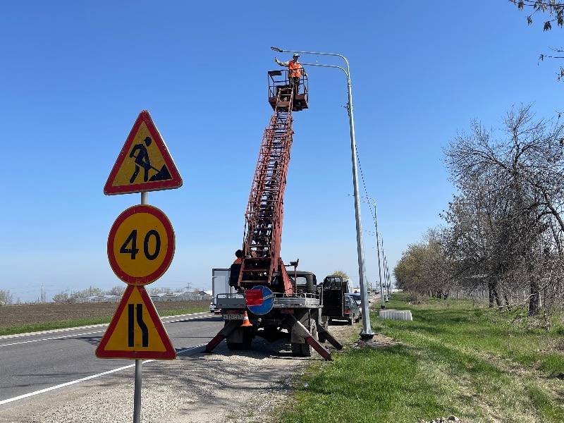 В Герменчике асфальтируют дорогу и устанавливают современное освещение