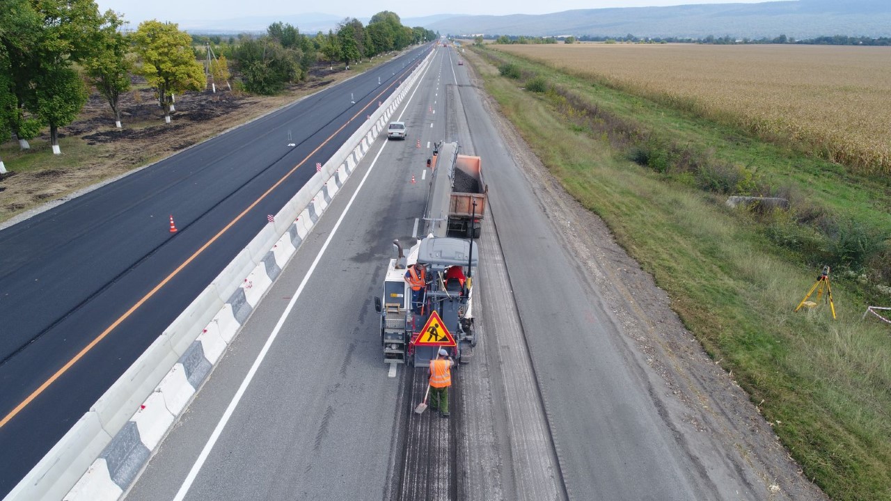 Дорожники ремонтируют трассу возле Уруха