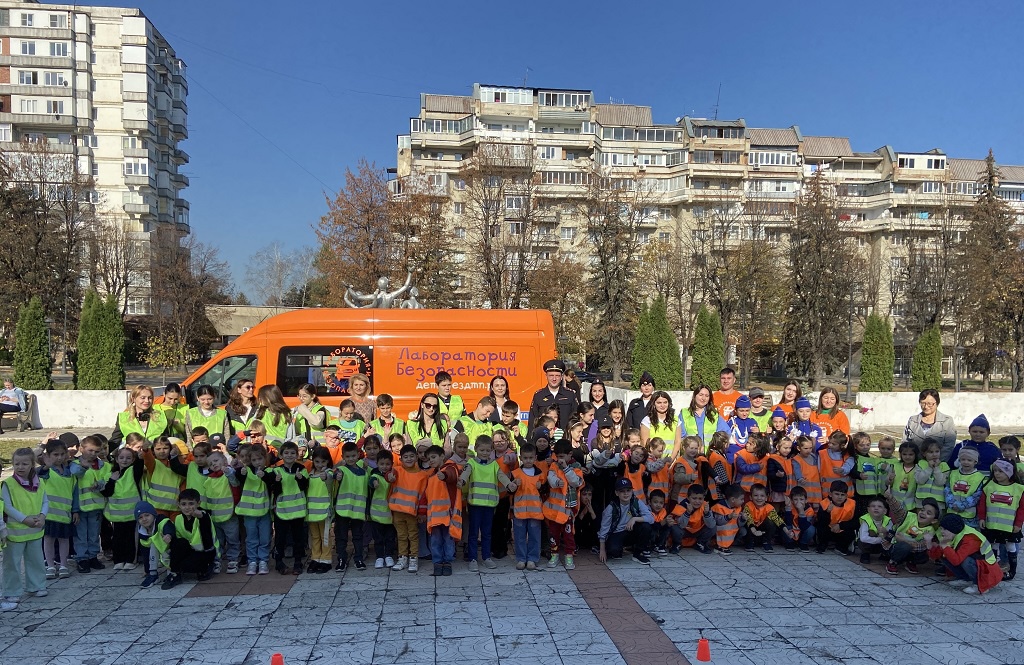 Для школьников КБР прошли практические занятия в автобусе-тренажере