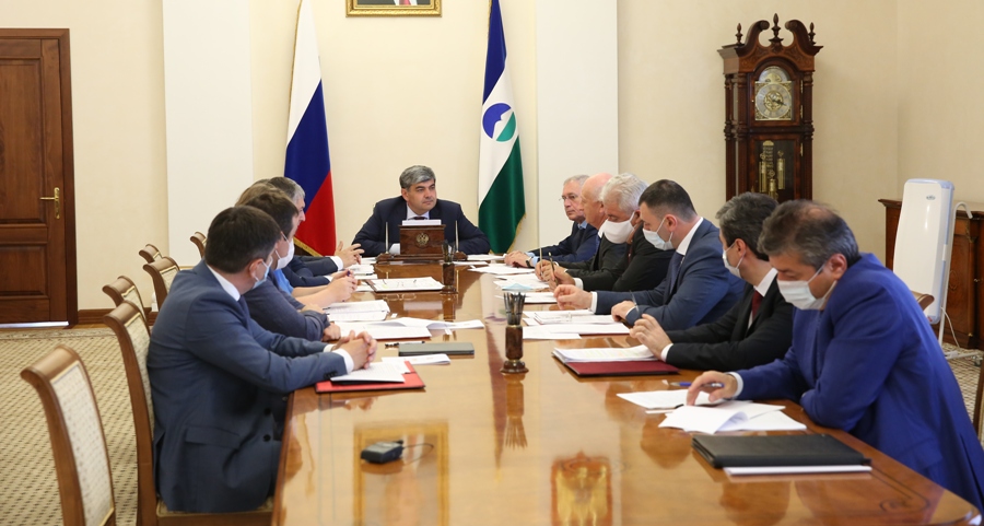 Казбек Коков провел рабочее совещание с членами Правительства республики по вопросам совершенствования системы оплаты труда в КБР