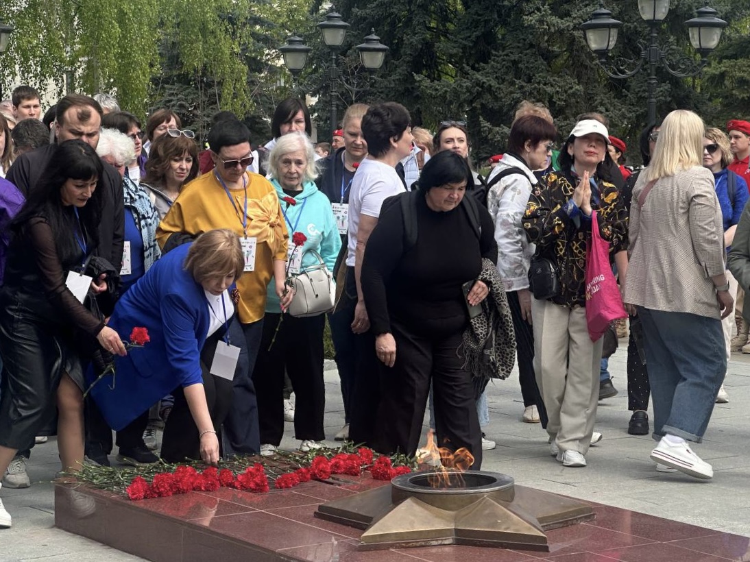 У мемориала "Вечный огонь славы" в Нальчике прошёл торжественный митинг "Шагнувшие в бессмертие"