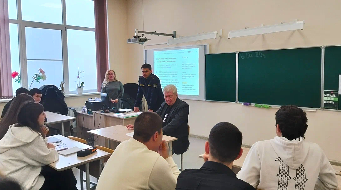 Специалисты УФСИН России по КБР встретились с учащимися нальчикской школы ﻿
