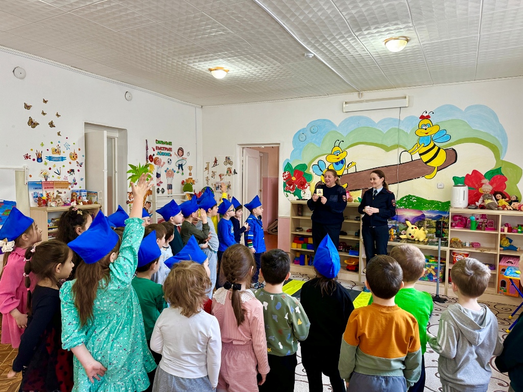 Полицейские Кабардино-Балкарии обучают дошкольников правилам безопасного ориентирования в дорожной среде   