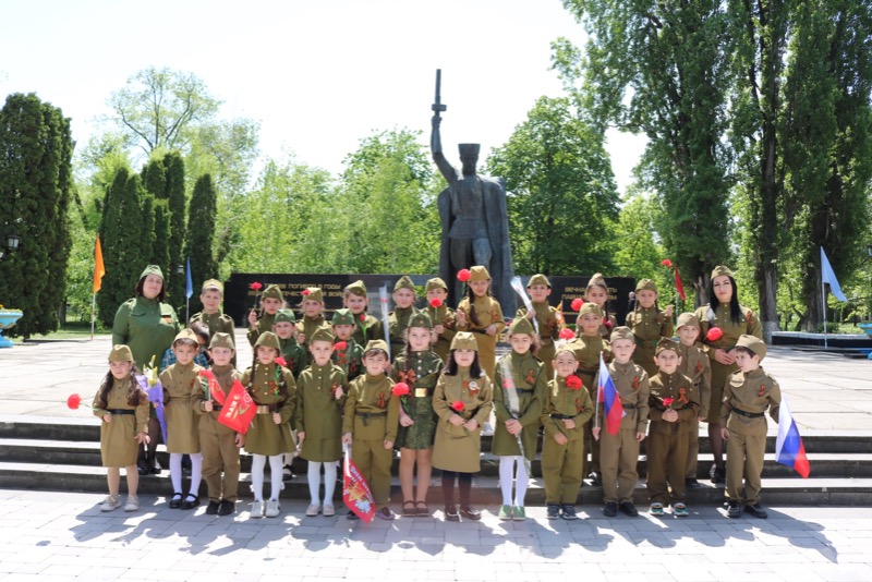 В Терском районе прошла акция «Цветы у обелиска»