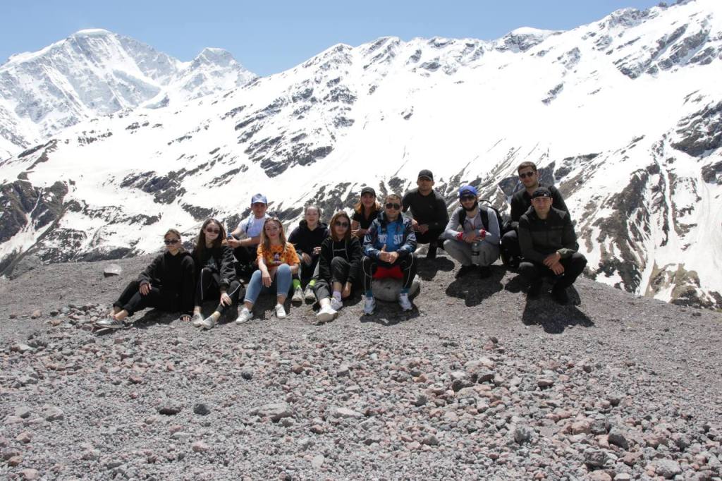 Правоохранители КБР почтили память защитников Приэльбрусья