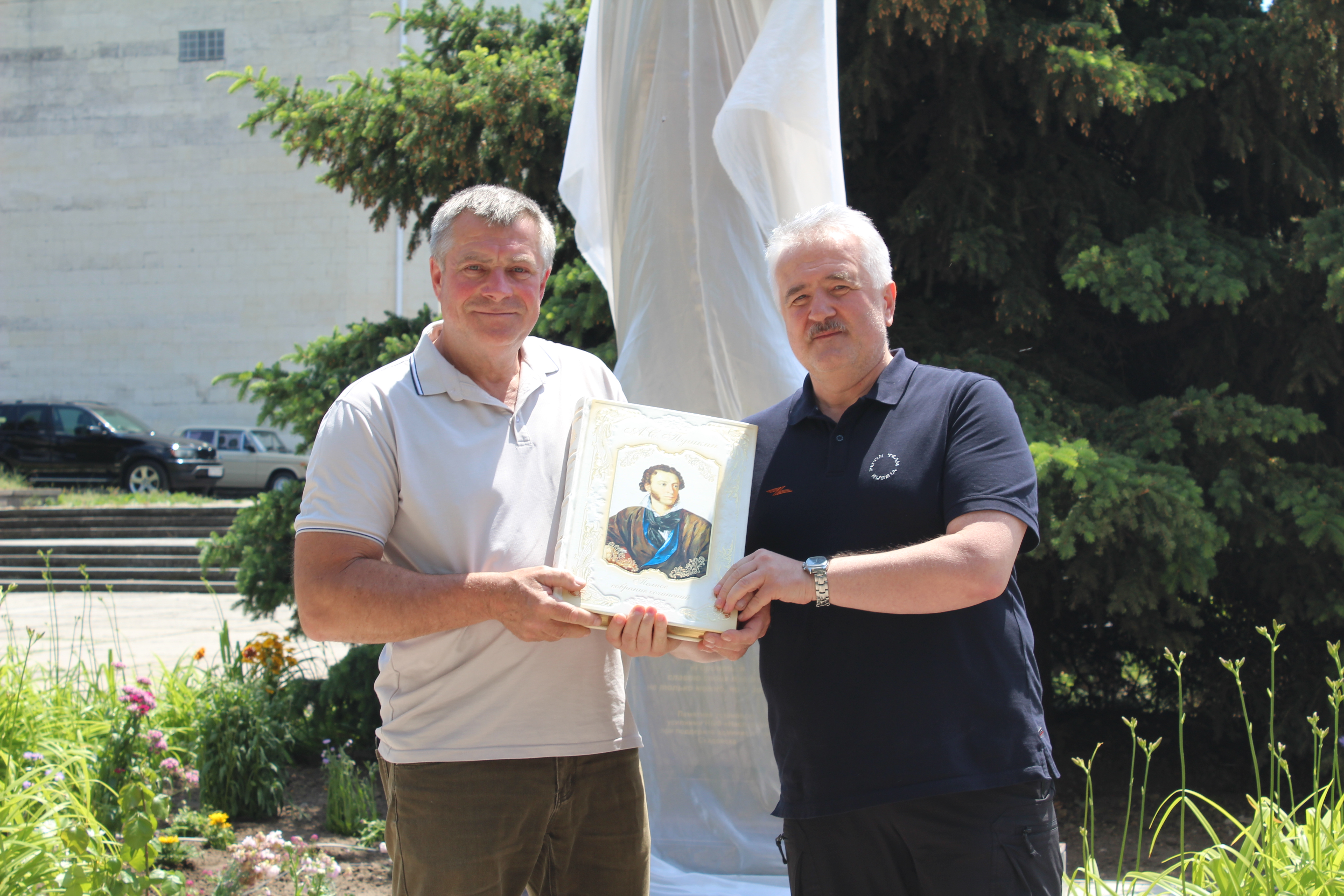 Кабардино-Балкария передала в дар Скадовскому округу полное собрание сочинений Пушкина в одном томе